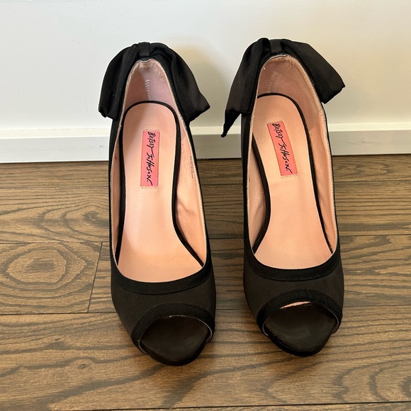 Betsey Johnson black satin heels size 8 - Picture 1 of 5